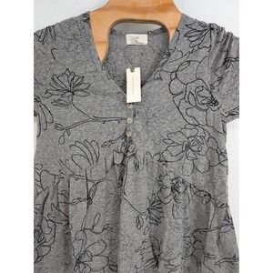 T. La Anthropologie NWT Women's Grey Floral Wilder Short Sleeve Vneck Tunic XS